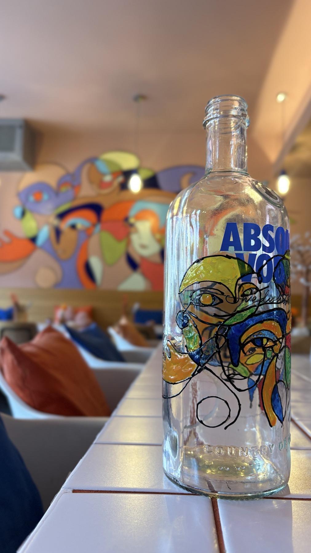 Bemalte Absolut-Flasche als Deko